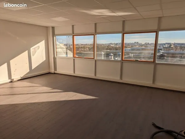 Bureau de 30M2 a 45M2 - À Neuilly-sur-Marne en ZFU