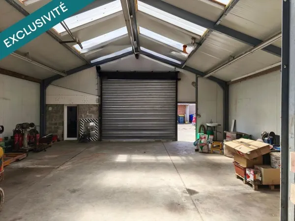 Hangars et bureau et maison d'habitation pour amateurs d'espace!