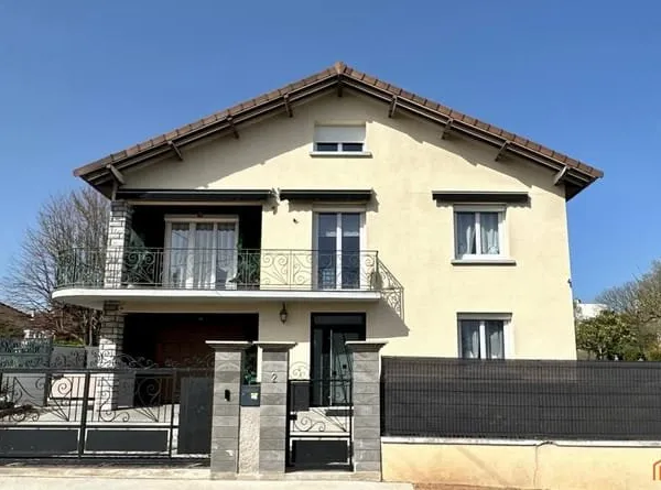 Grande maison très bien située sur un terrain de 623 M2