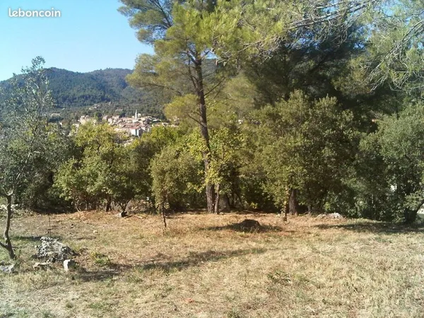 Terrain 1500m² - 225m² constructible viabilisé à CALLAS (Var)
