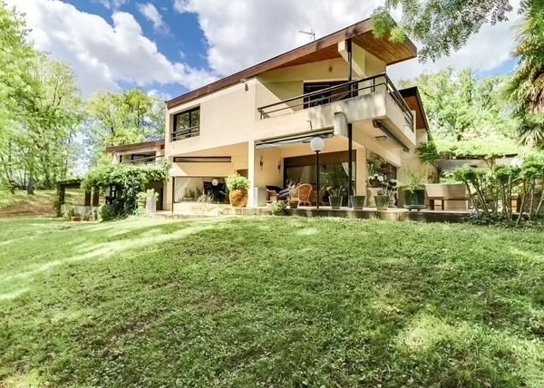 Maison d'architecte au coeur d'un écrin de verdure - Saint-Jean