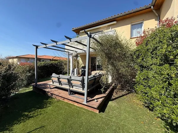 Appartement rez de jardin disposant d'un exterieur de 200 m²
