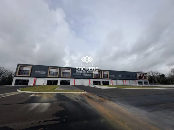 Local d’activité et entrepôt Location Saint-Étienne-de-Montluc   2075€