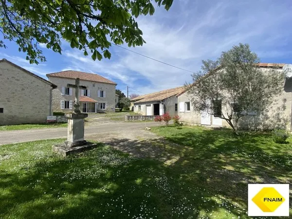 Charmante maison en pierres avec dépendances