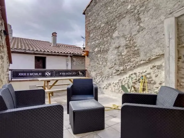 NÉFIACH - Maison de village rénovée avec terrasse et garage