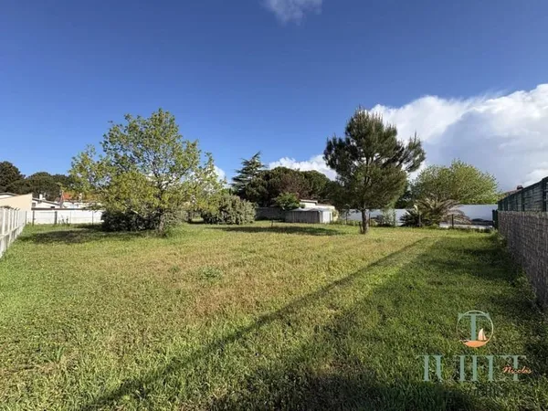 Terrain 700 m²