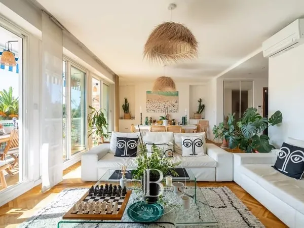 Location meublée - 13008 - Appartement 95m² - Résidence fermée - Stationnement libre