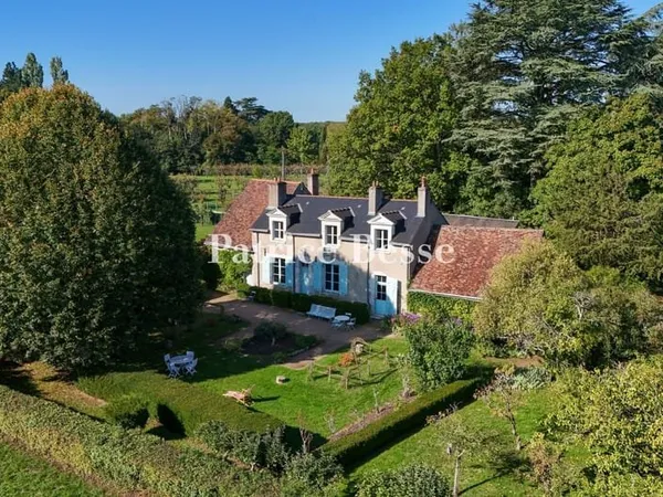 À Blois, en haut d'un parc arboré de près de 7 ha, une maison bourgeoise du 18e s. Et son jardin fle