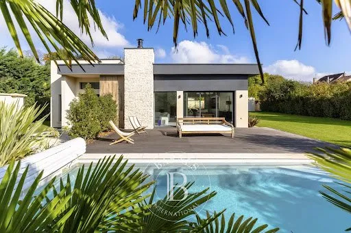 Villa 10 pièces 342 m²