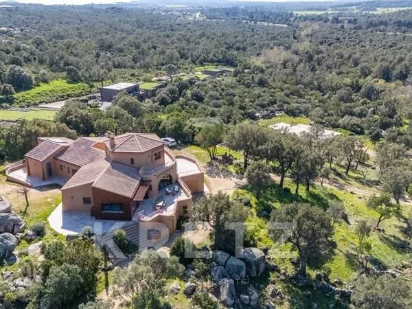 Magnifique maison de maître sur 25 000 m2 de terrain située à Po