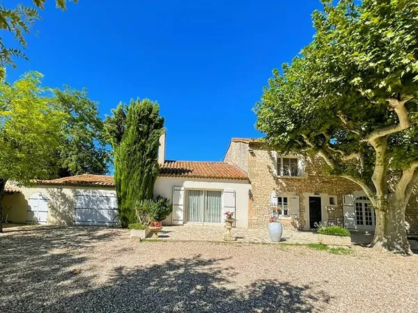 Mas en pierre de caractère Calme et charme aux portes des Alpilles