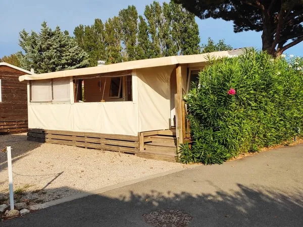 Terrain avec mobil-home à Saint-Aygulf (Var) - Camping privé Le Provençal