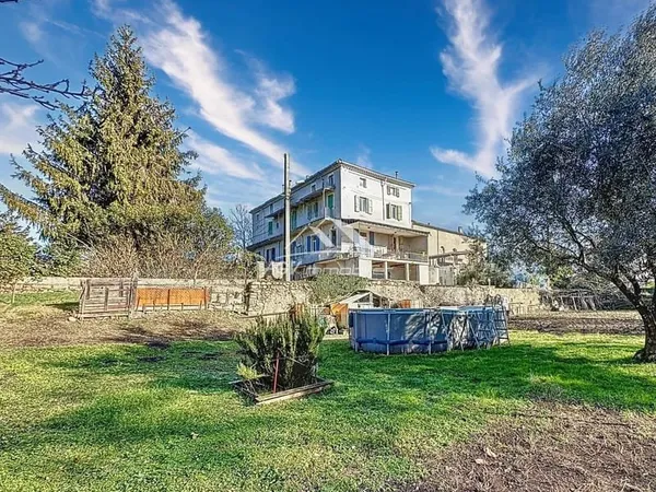 Maison 10 pièces 274 m²
