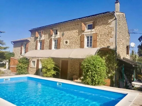 PROCHE GRIGNAN - MAS DE VILLAGE EN PIERRES AVEC PISCINE SUR