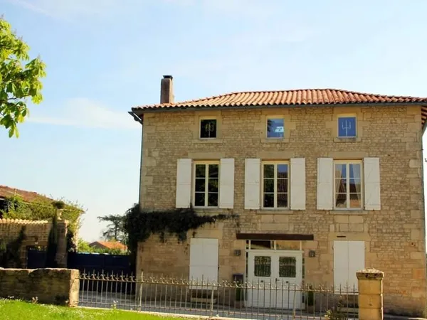 Propriété de village élégante sur trois niveaux avec cour et grand garage