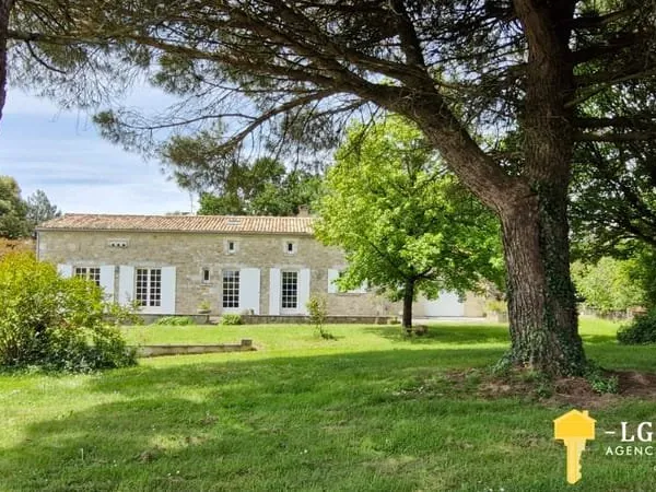 Maison charentaise 195 m2, 3 ch, dépendances, terrain 4812 m
