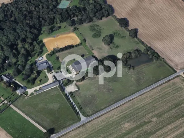 Ensemble immobilier sur 6 hectares à 1h30 de Paris avec dépendances et installations équestres