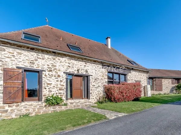 Grange rénovée de 204 m2 et gîte T3 indépendant de 72 m2