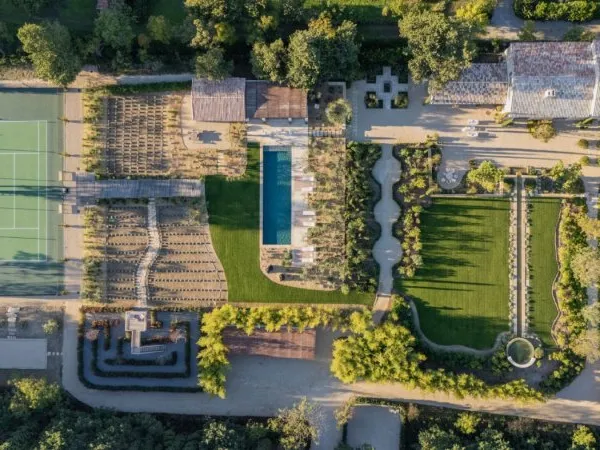 Propriété d'exception avec tennis et piscine chauffée