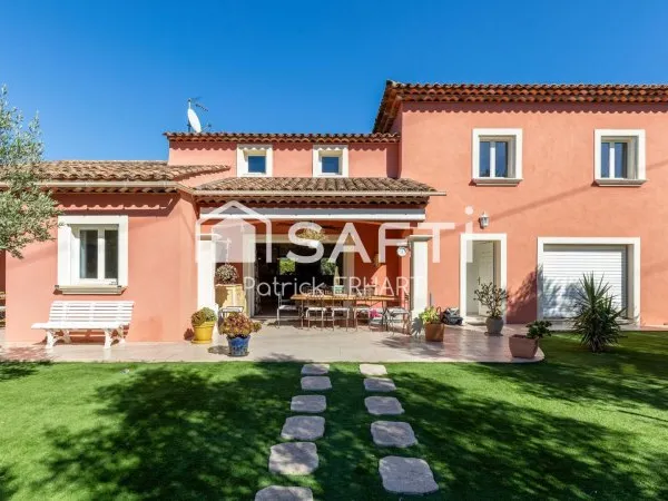 Villa au fond d'impasse avec dépendances