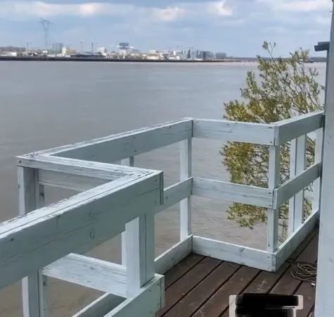 Carrelet de pêche avec terrasse au dessus du fleuve - Bouliac