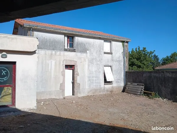 Maison à rénover 110m2 à étage avec terrain centre bourg de St André