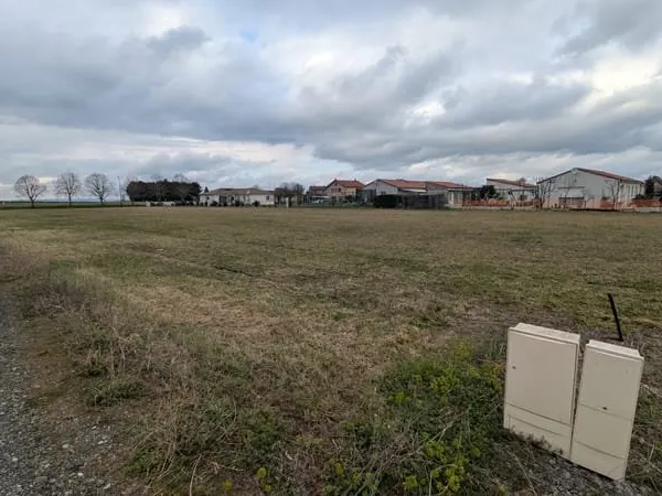 Terrain de 960 m2 dans un secteur calme de Maringues
