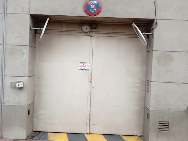 Parking voiture au métro Liberté