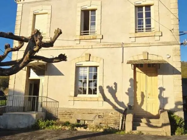 Ancienne école réhabilitée en maison d'habitation