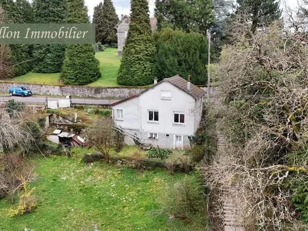 Maison indépendante, 2 chambres sur 622 m2, dans une rue non