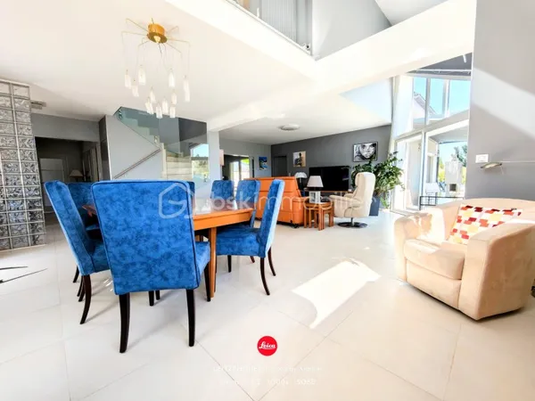 Maison 7 pièces 251 m²