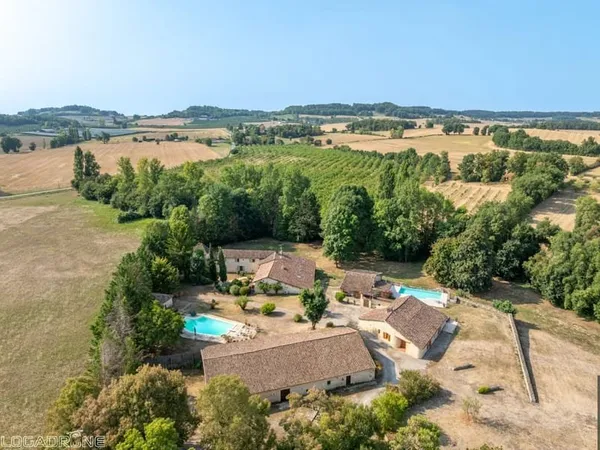 Maison de 6 chambres avec 2ème maison de 4 chambres, 2 piscines et dépendances