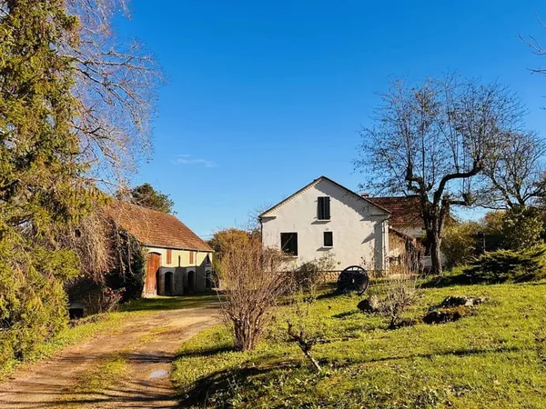 Maison en pierre rénovée avec grange et grand terrain, secteur Dordogne-Lot