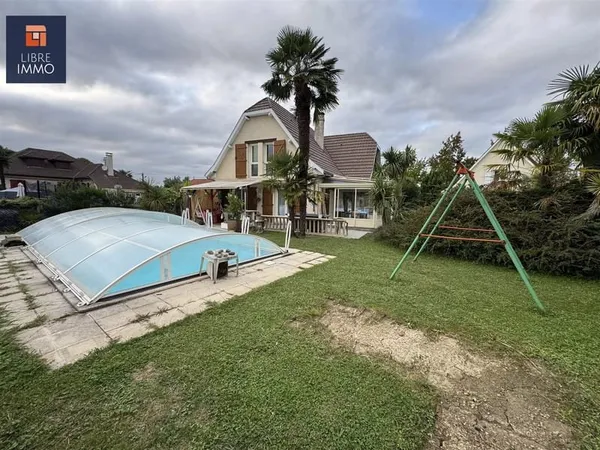 Idéalement située à Lescar, Spacieuse maison avec jardin arboré et piscine