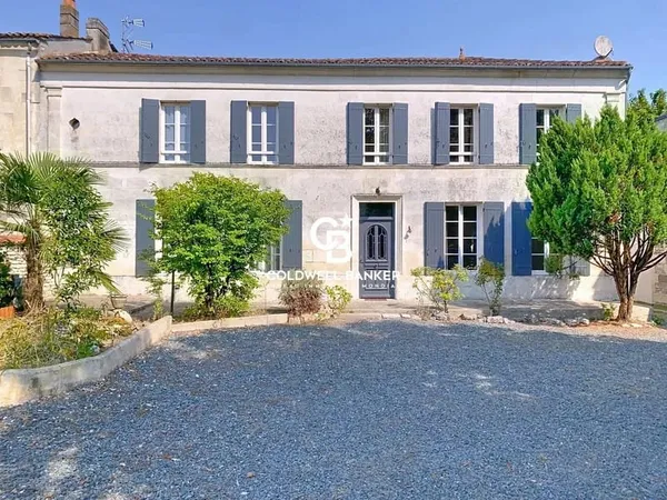 Charmante Maison Charentaise au coeur du village de Colombiers