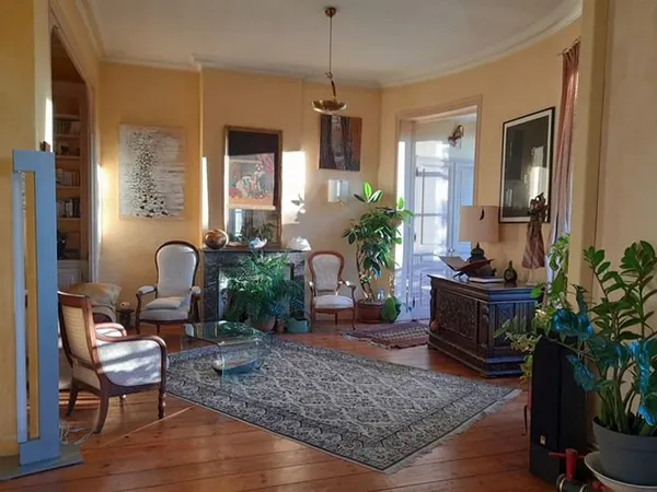 Bel appartement 117 m2 avec cave et greniers.
