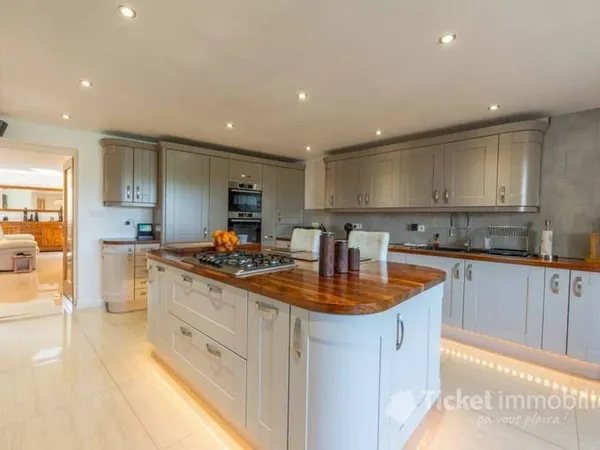 Maison 6 pièces 250 m²