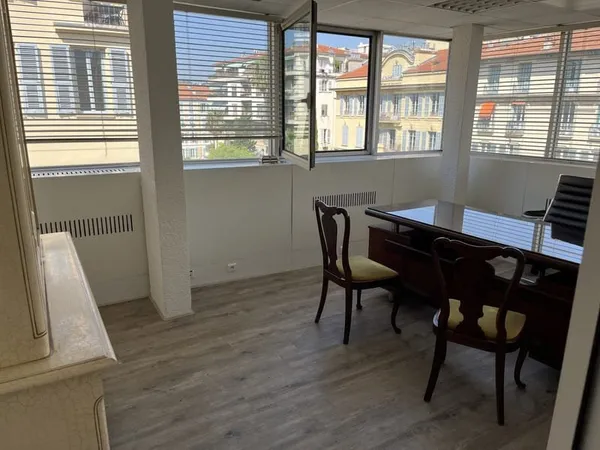 EMPLACEMENT No1 PASTORELLI, bureaux 4 pieces 77m2