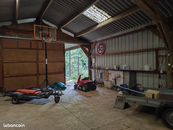 Hangar 160m2 couvert sur 3000m2 de terrain