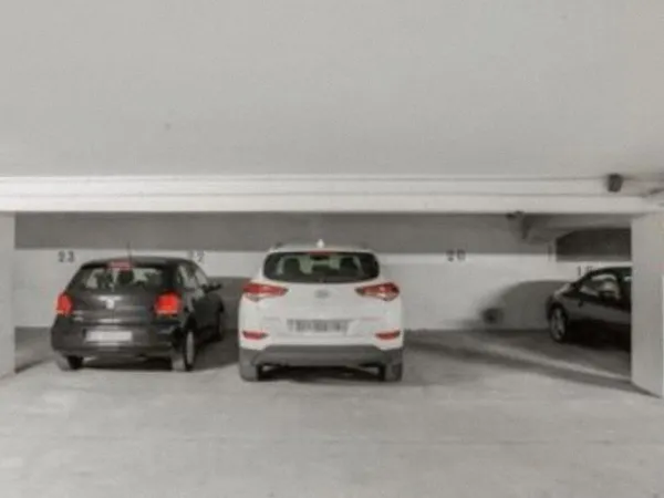 Grande place de parking couvert