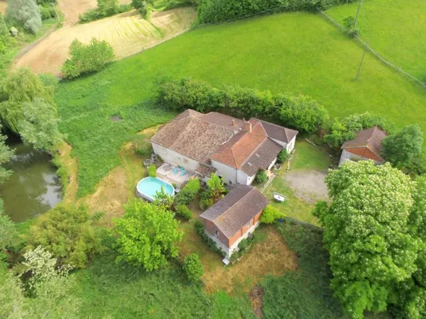 Ferme avec dépendances, piscine et grand terrain.