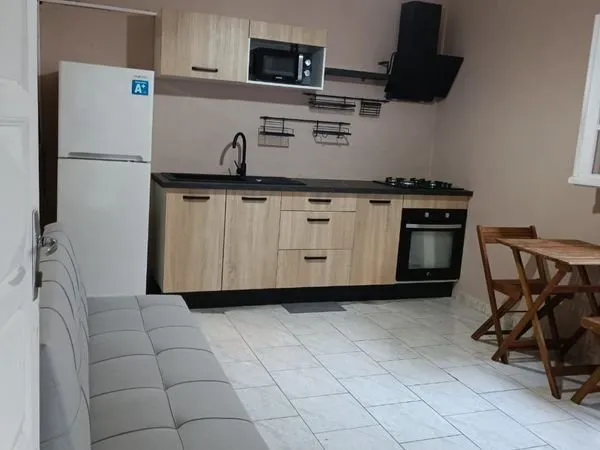 Charmant T2 en bas de villa avec terrasse et parking à Vernou