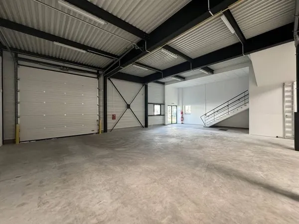 Local d'activité 874 m²
