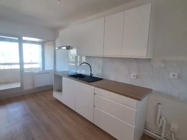 Appartement 4 pièces à louer à Chelles, 9ème étage avec parking et cave