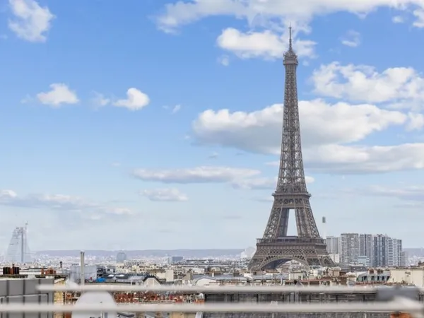Paris VIII - Rare - Appartement avec une terrasse exceptionnelle offrant une vue Tour Eiffel dans le
