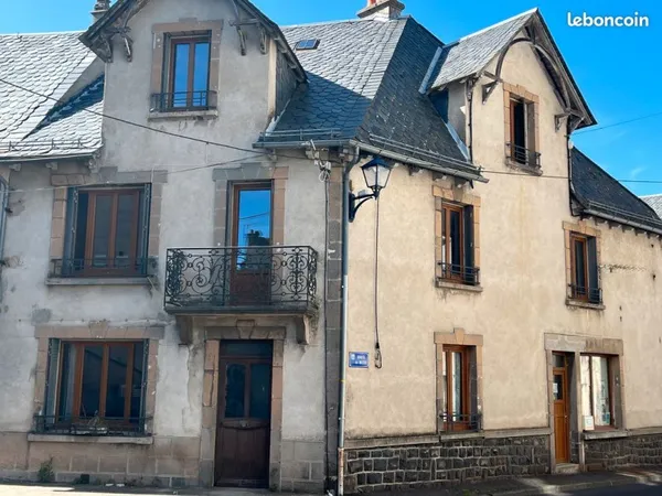 Egliseneuve-d'Entraigues Maison 210 m² avec 4 appartements et un local commercial