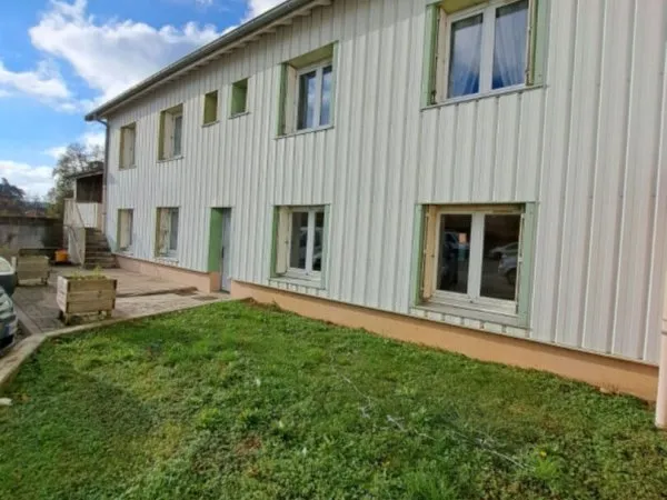 OPPORTUNITE !!! Immeuble composé de 4 appartements avec jardinet , places de parking et dépendance