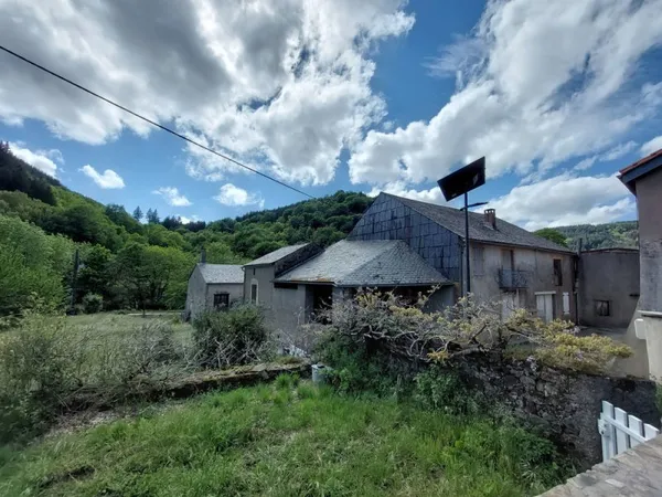 Maison en pierres avec jardin