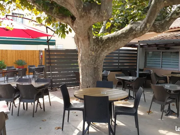 Brasserie licence iv. Emplacement strategique proche plage. Fort potentiel de developpement