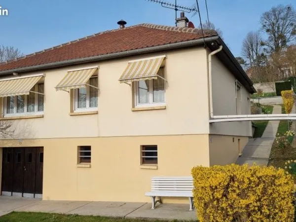 Rare sur le secteur : maison individuelle avec terrain de 880 m², garages et atelier indépendant, au